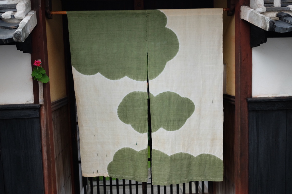 暖簾と壱輪の花