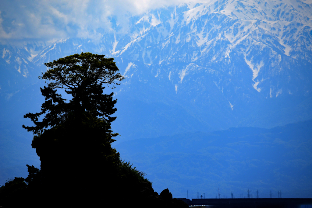 富山　雨晴海岸から望む立山連峰