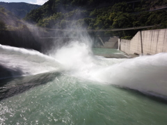 長島ダム放水