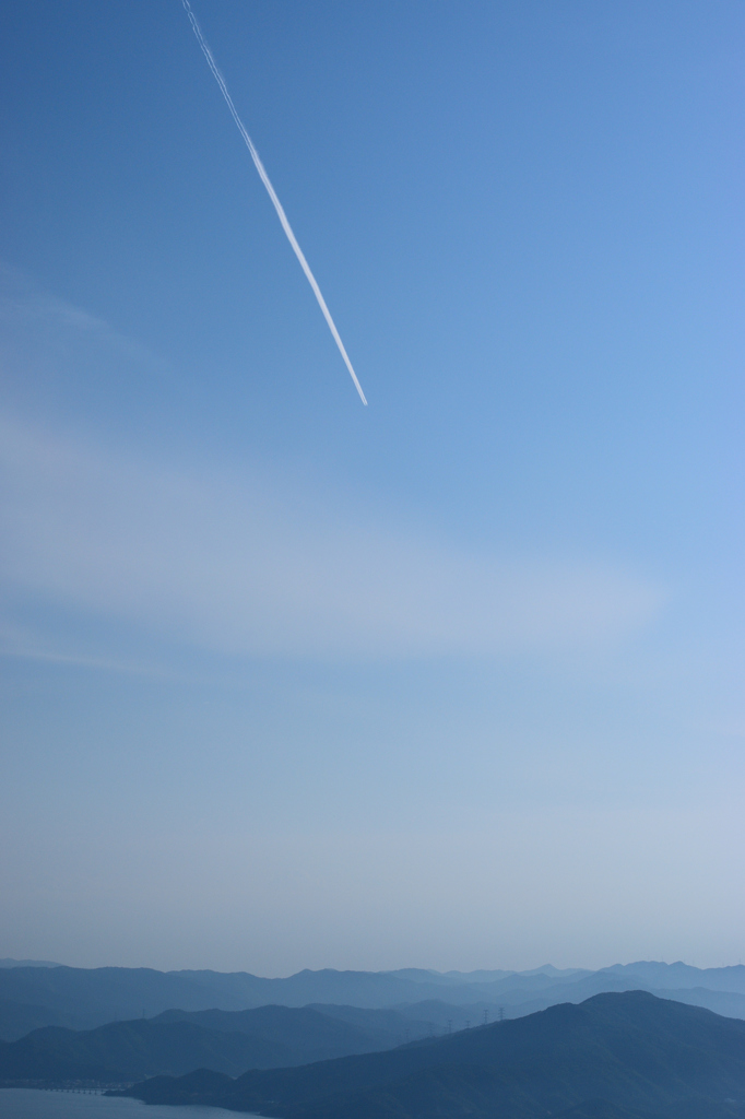 山頂から飛行機雲