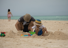 親子の砂遊び