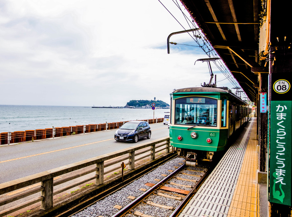 江ノ電と道路と海