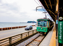 江ノ電と道路と海