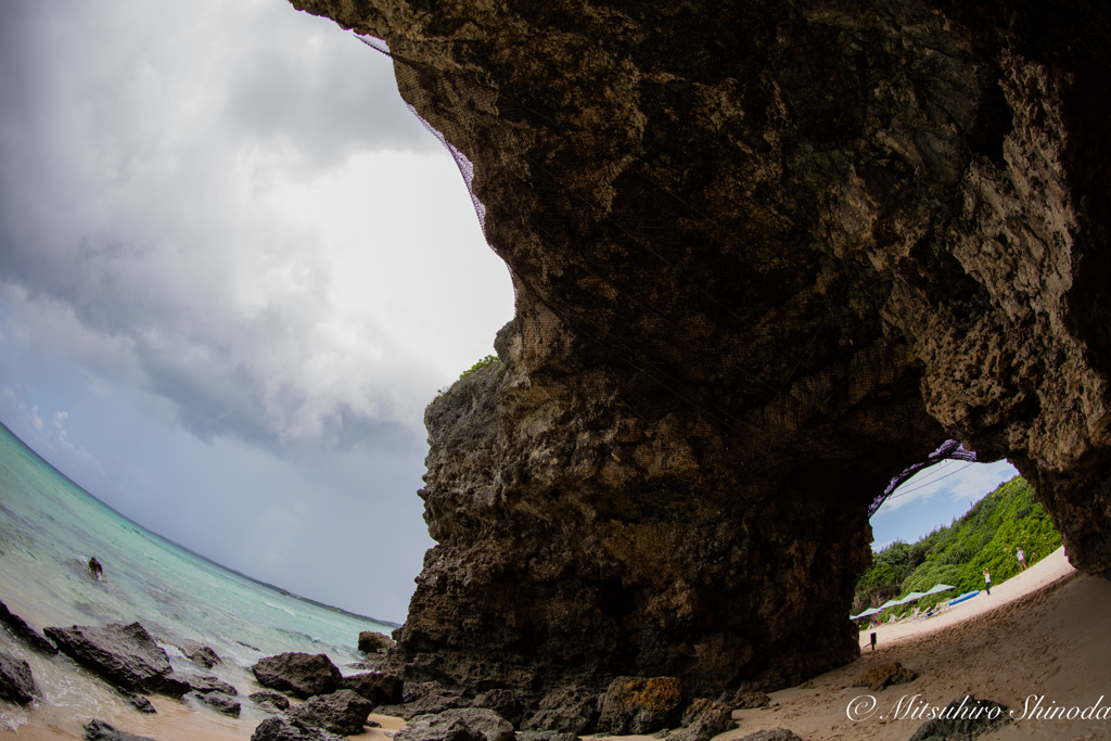 巨大岩トンネルからの沖縄の景色