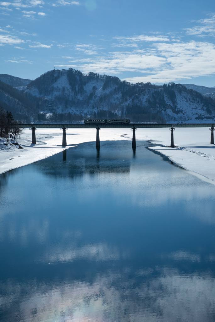 錦秋湖に風景と鉄道が映える！？