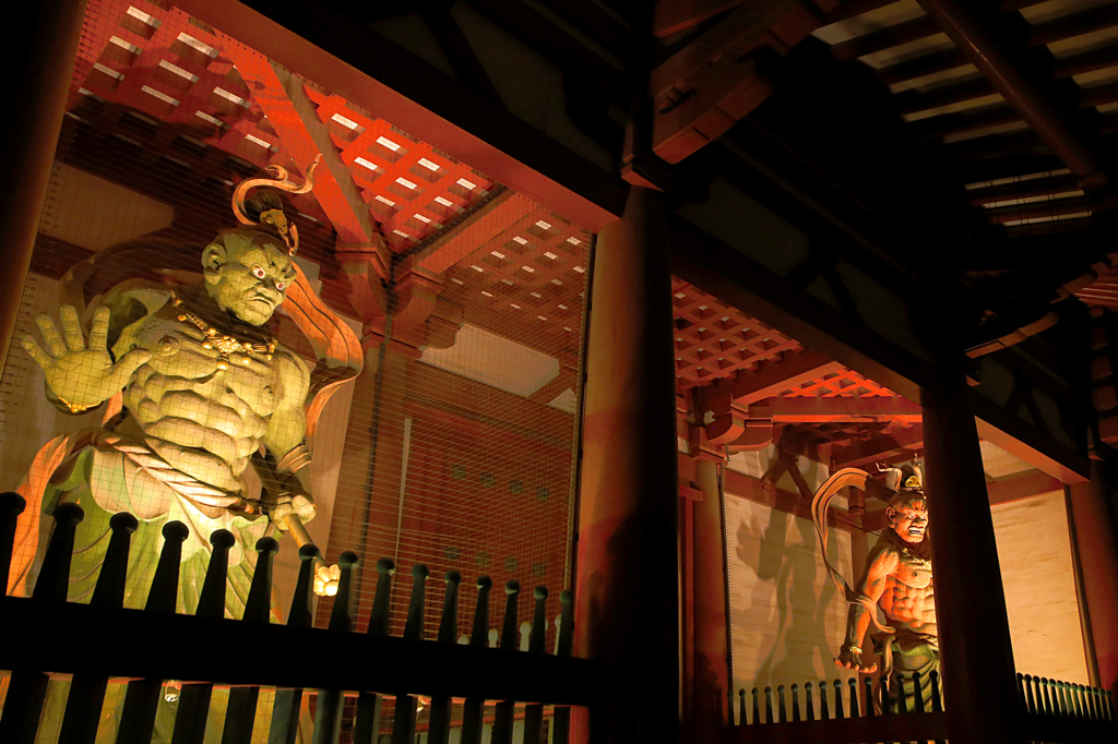 大阪、四天王寺の阿吽像　（夜）