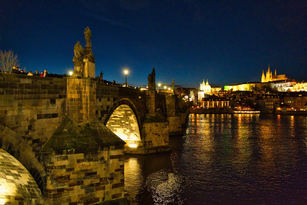 カレル橋とプラハ城の夜景