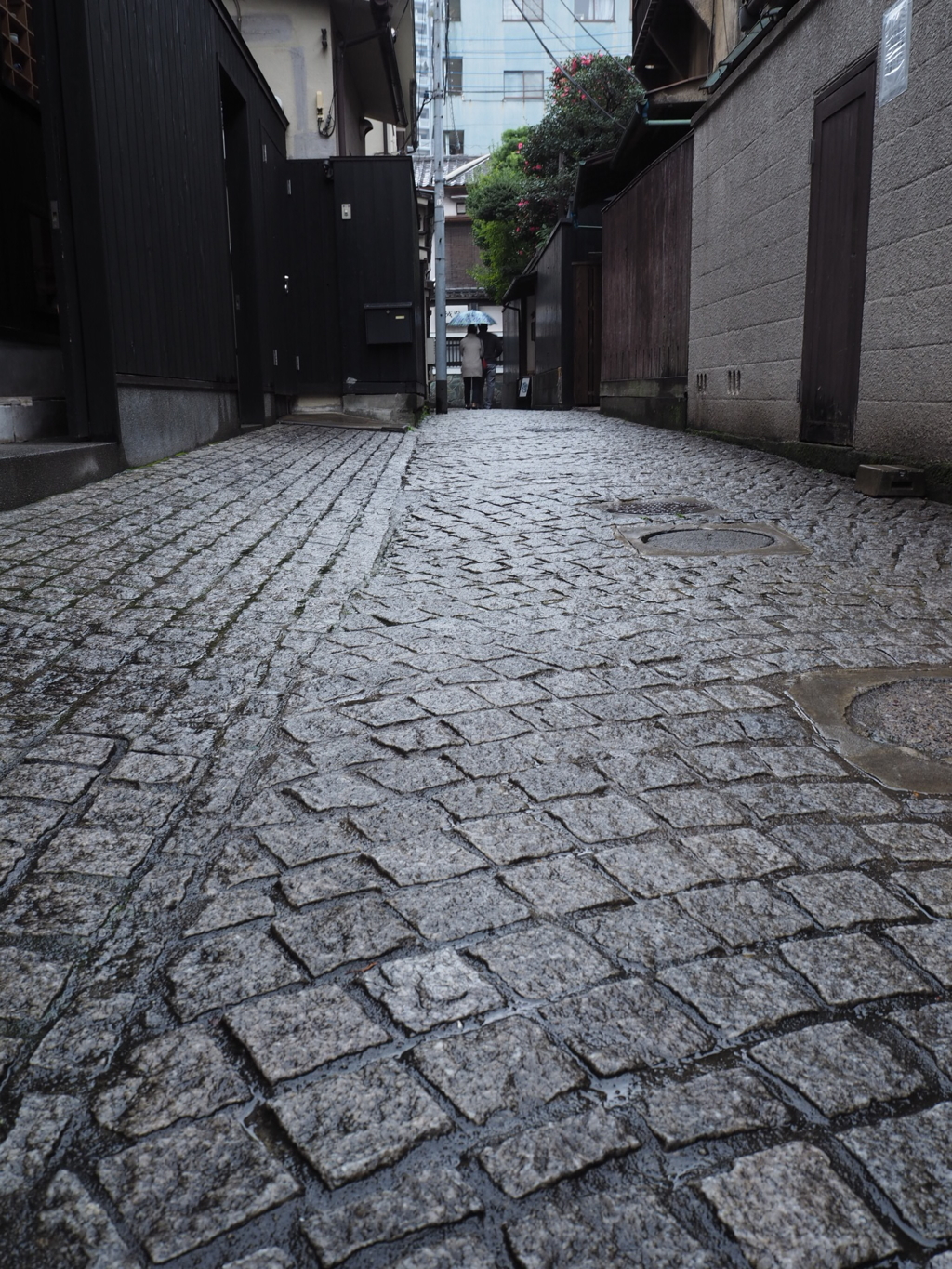 雨の石畳