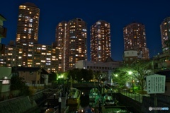 船泊と高層マンション