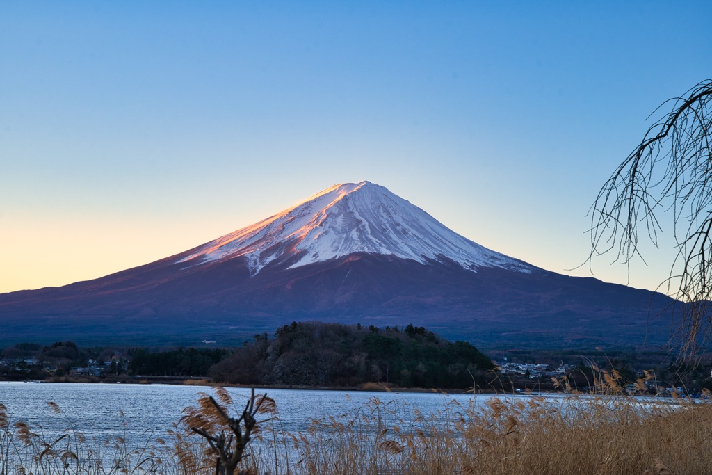 初日の出を浴びる富士山