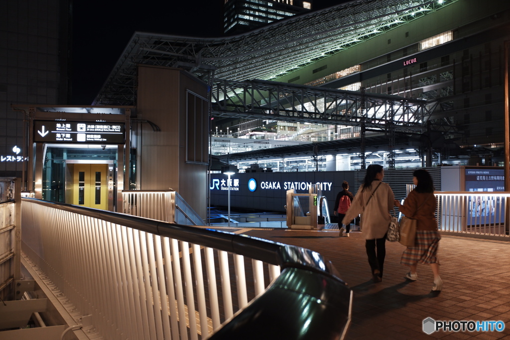 夜のJR大阪駅前