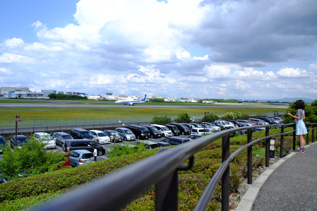 飛行機を見る女の子