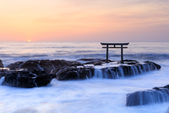 波と朝日と優しい空