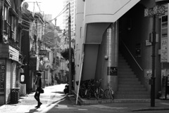 野毛を歩く女性