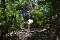 参道を登る少年