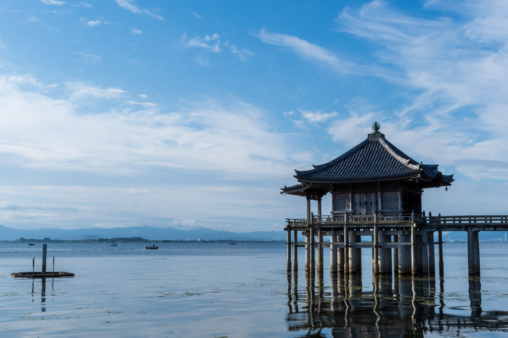 秋空と琵琶湖と