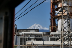 工場と富士山