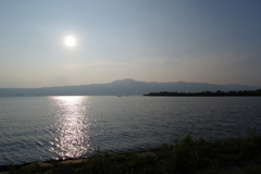 琵琶湖に映る太陽の光跡