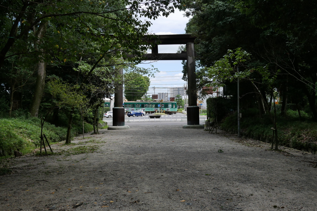 鳥居と電車と