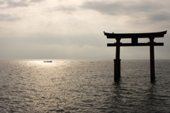 鳥居と漁船