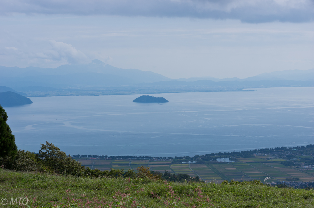 箱館山より竹生島を望む