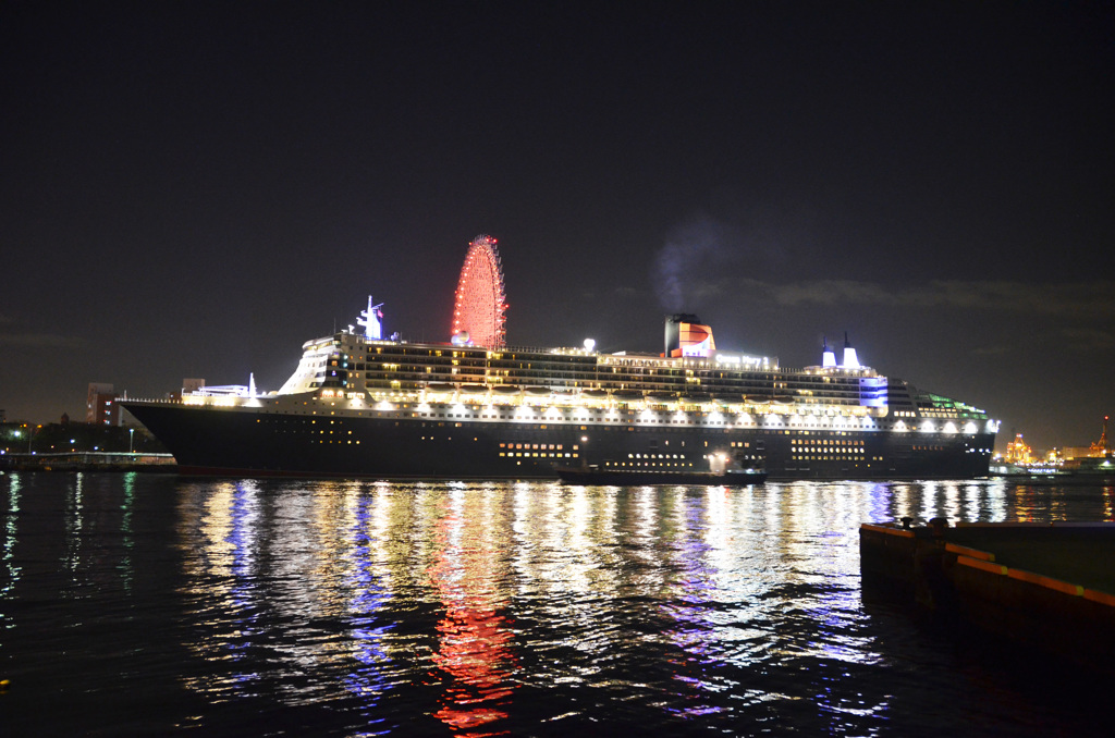 Queen Mary 2 大阪 停泊