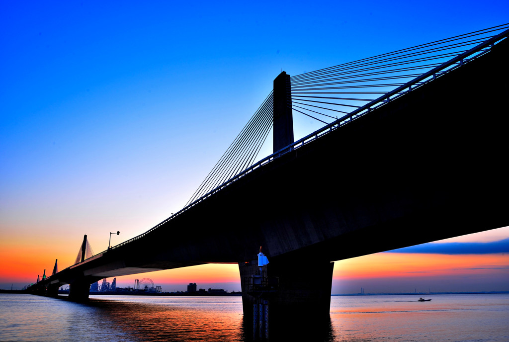 夜明けの湾岸道路　 