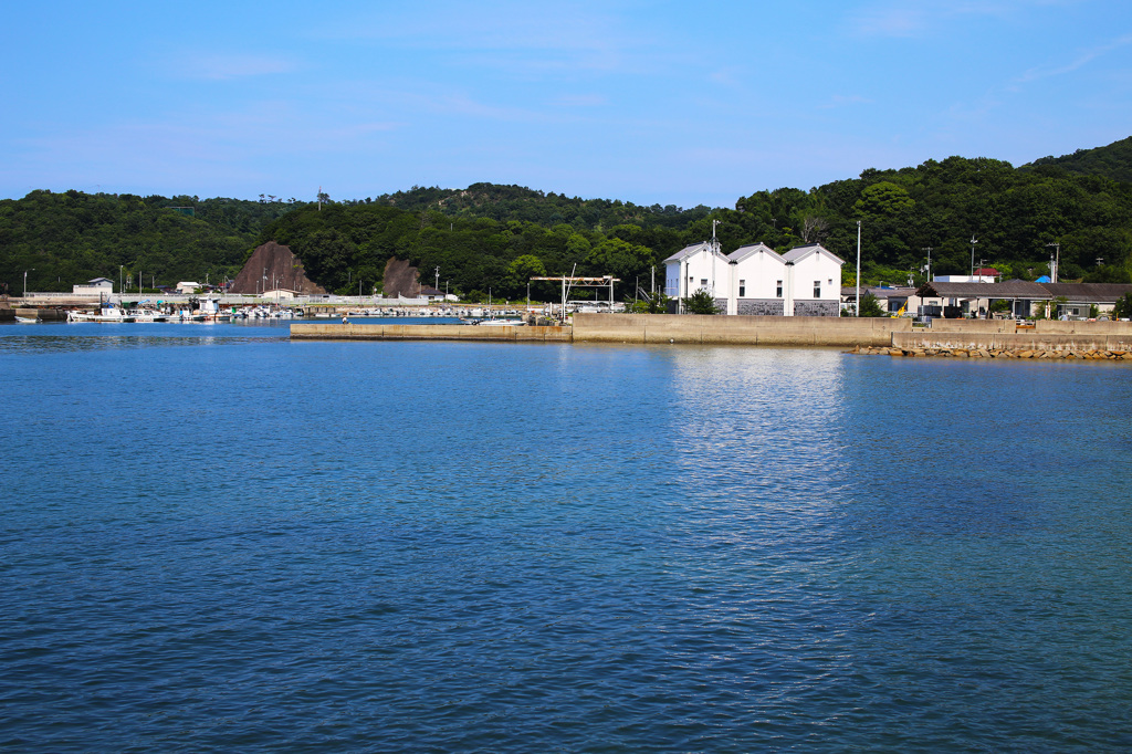 白い蔵のある港