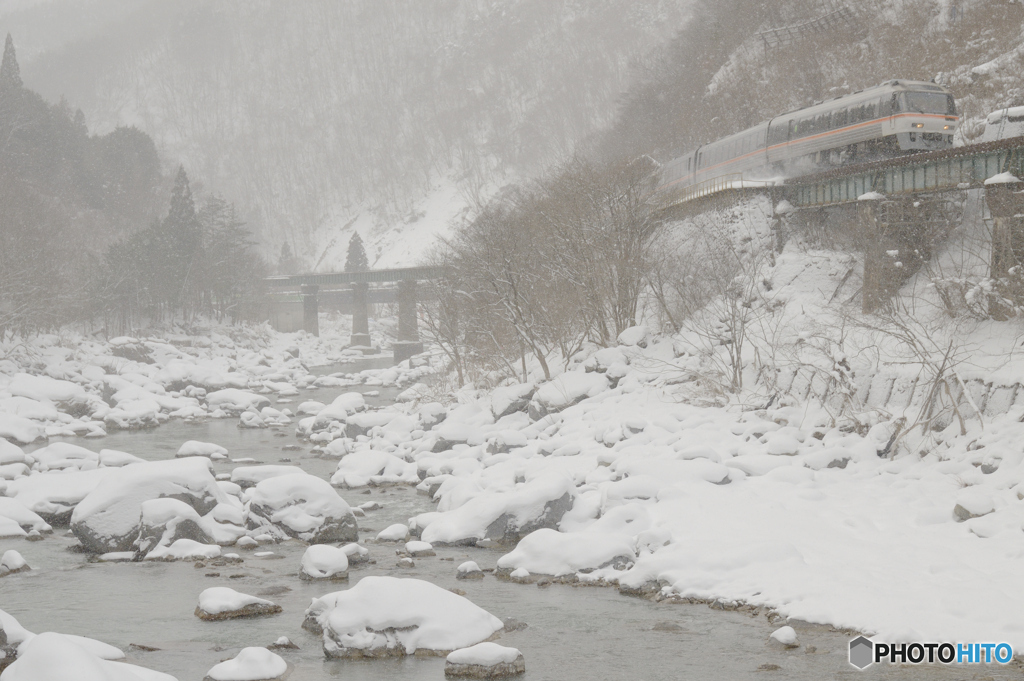 高山への雪路