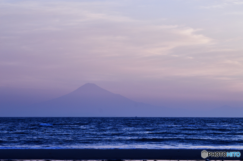 駿河湾に浮かぶ富士山