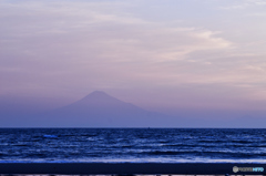 駿河湾に浮かぶ富士山