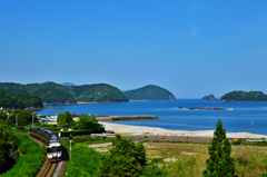 海をバックに