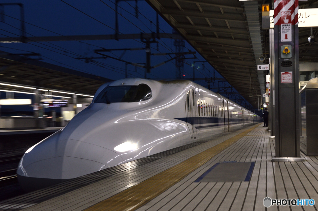 滑り込むN700系