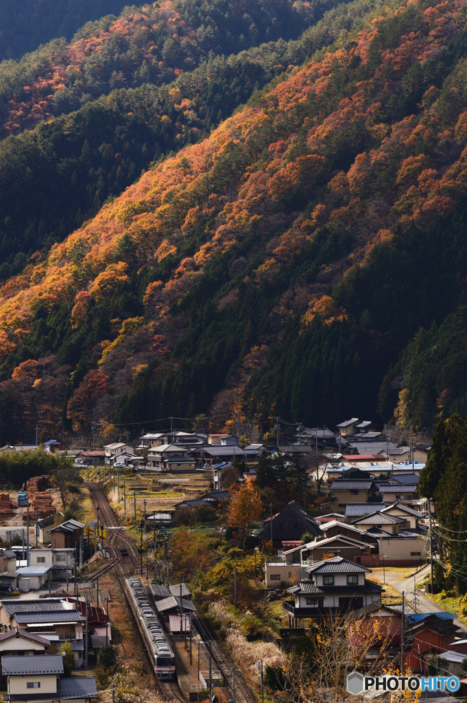 秋の山間をゆく