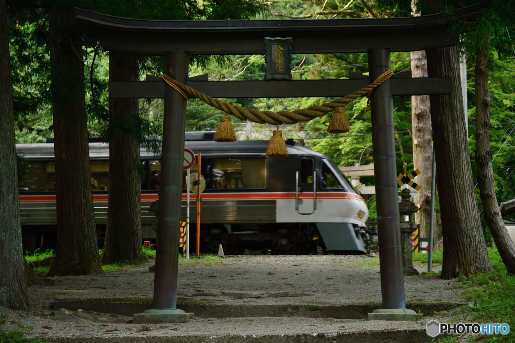 八幡神社を行く