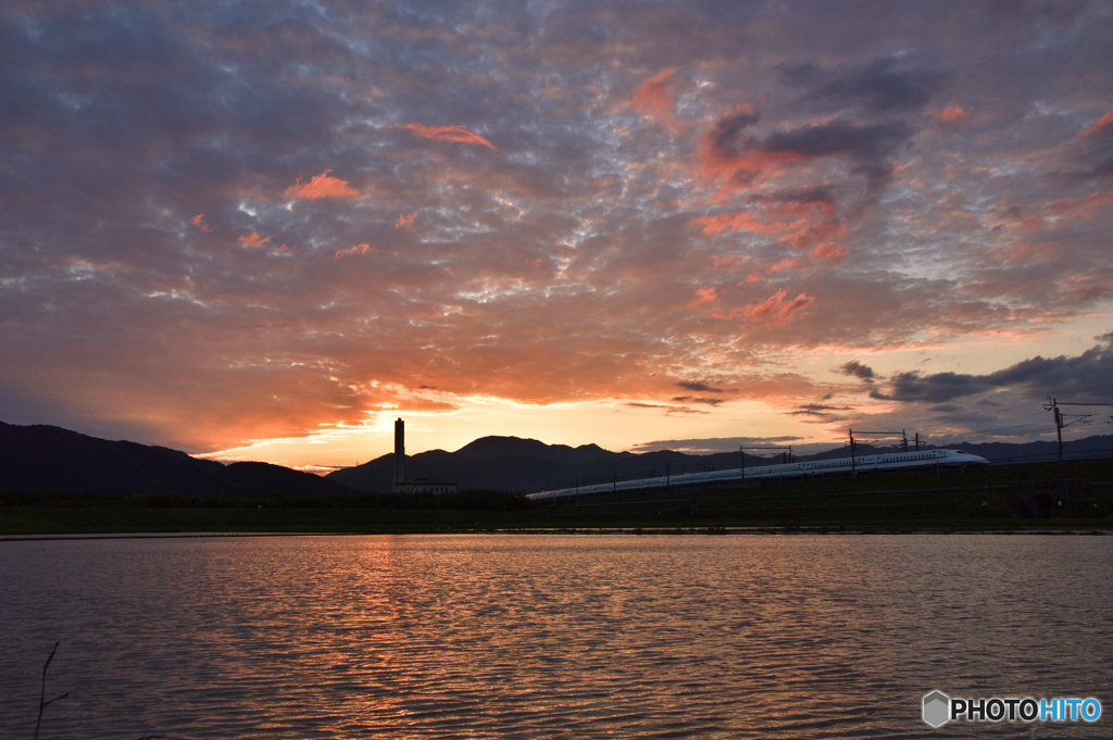 夕景の新幹線