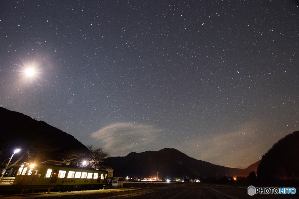 月夜の樽見鉄道