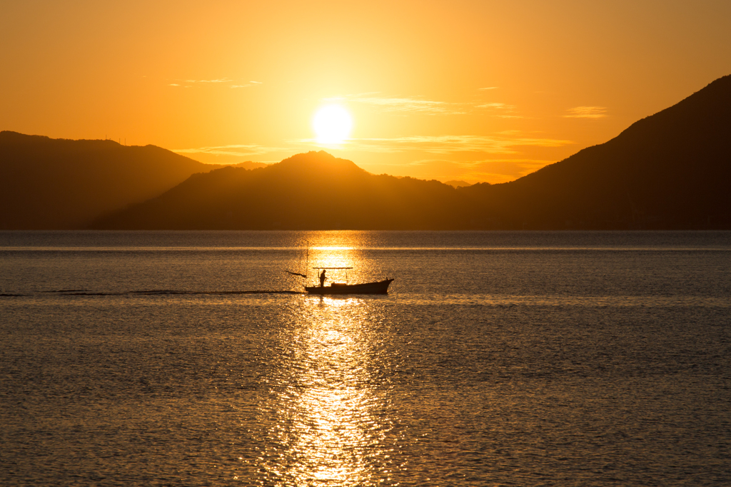 夕日と海