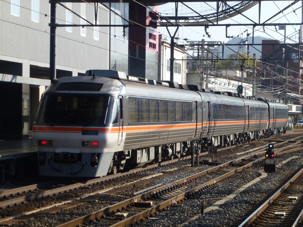 大阪・京都に乗り入れるキハ85系特急ワイドビューひだ号