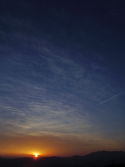 夕焼けと飛行機雲