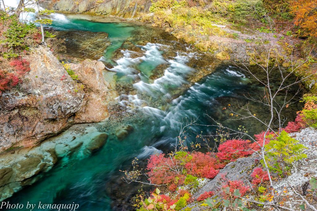 青緑の渓流と紅葉