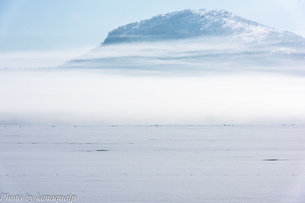 白霧に浮かぶ山