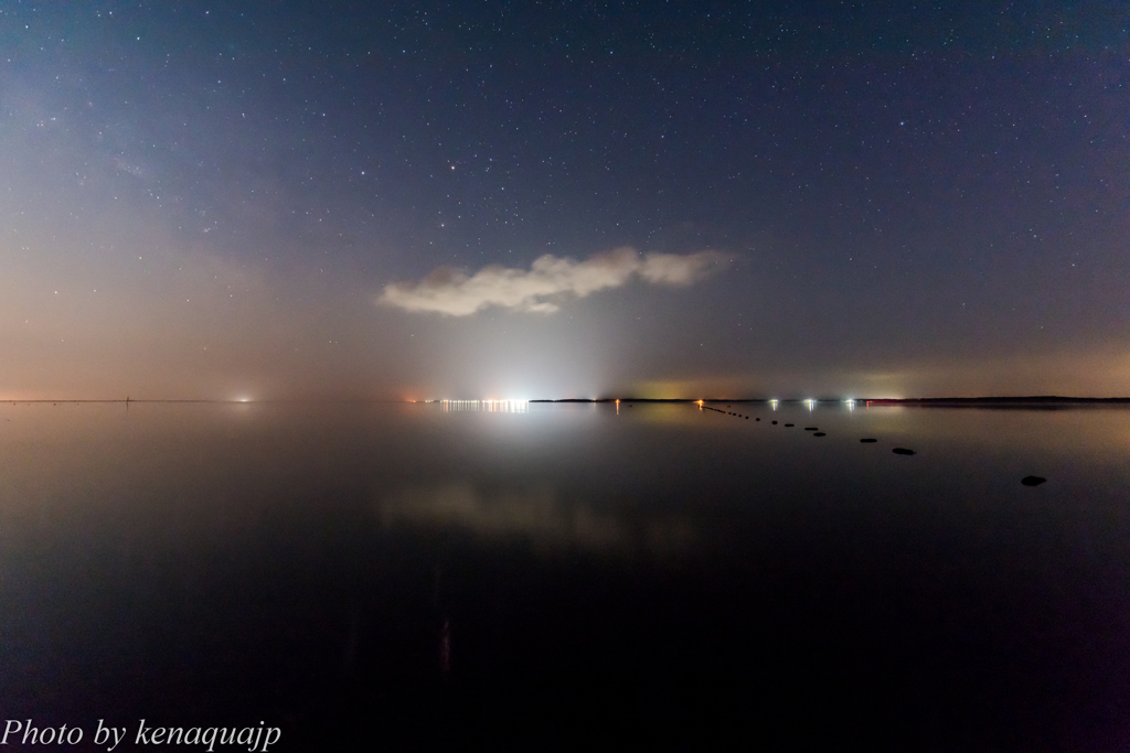 雲映す夜の野付湾