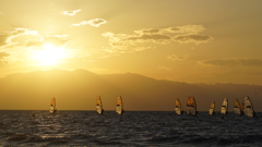 秋の琵琶湖の夕焼けとウインドサーフィン