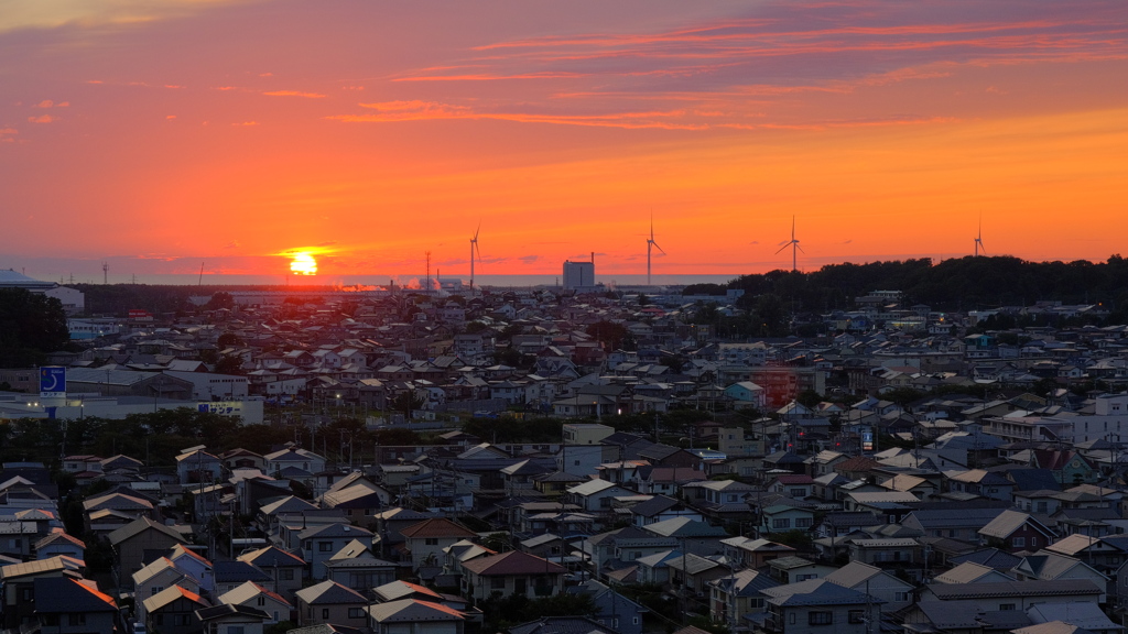 秋田市の風力発電と夕景