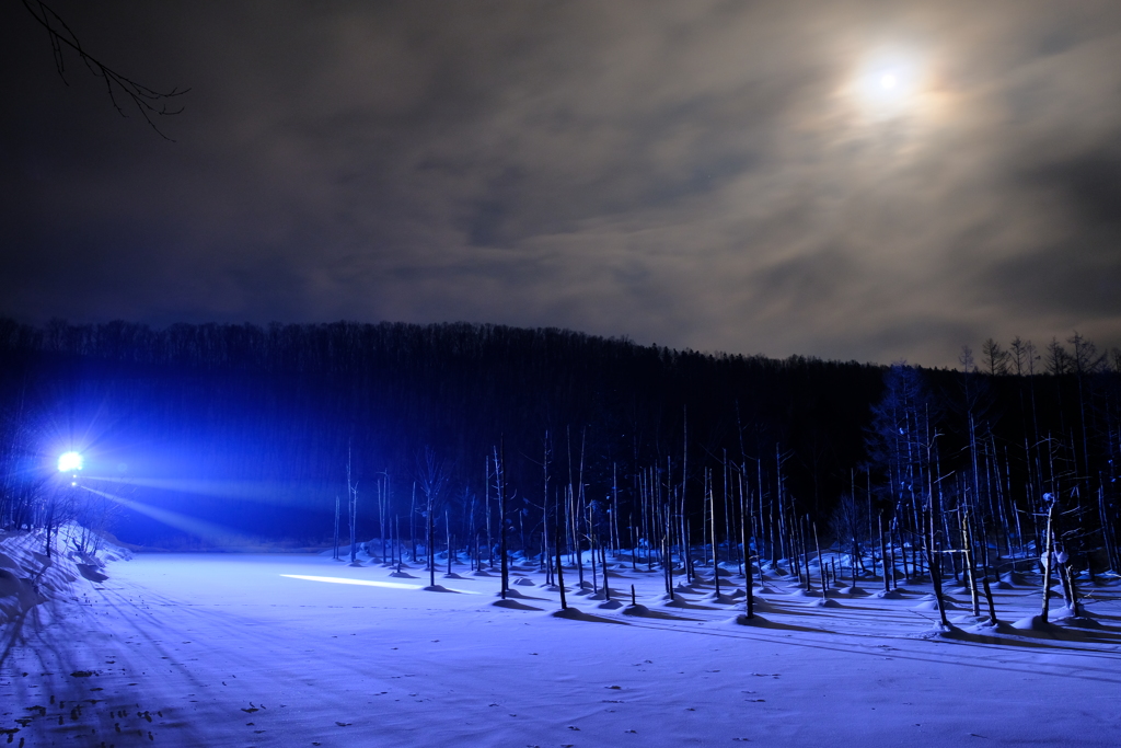 薄月と青い池ライトアップ
