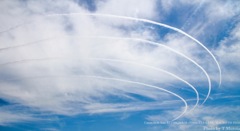 空を翔るブルーインパルス
