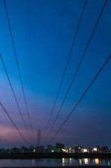 電線だって河を渡る。