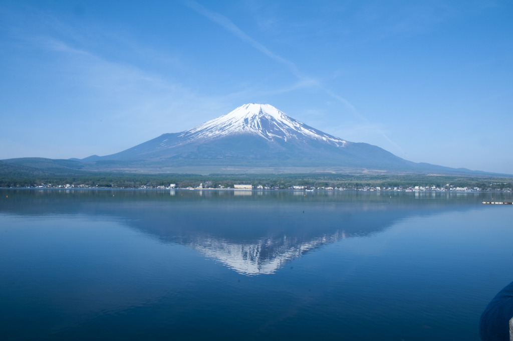 水面に揺らぐ富士山