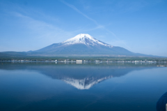 水面に揺らぐ富士山